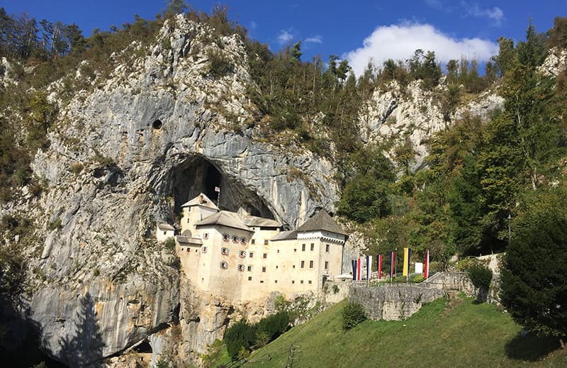 Château Predjama falaise