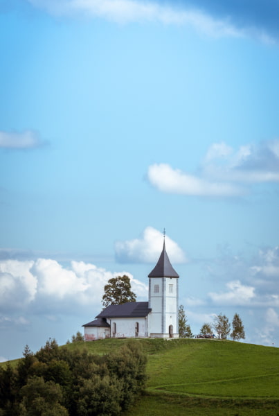 église jamnik au printemps