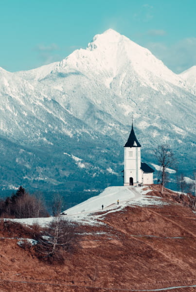 Photo de l'église jamnik en hiver avec de la neige