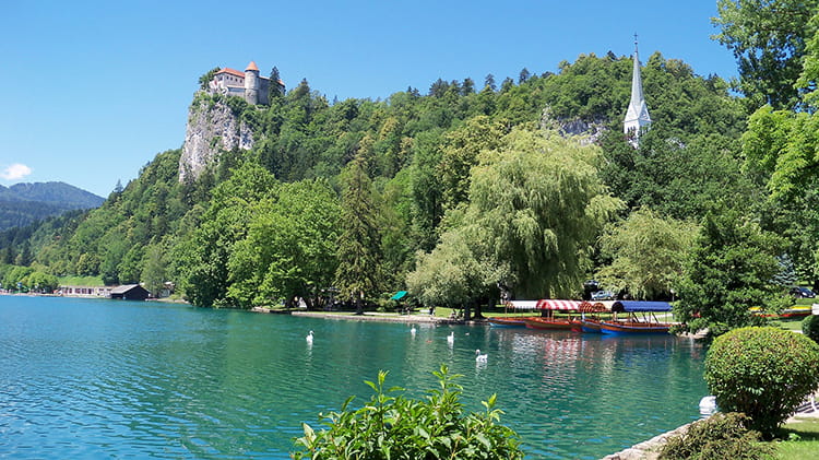 Bord du lac et vue sur le château de Bled