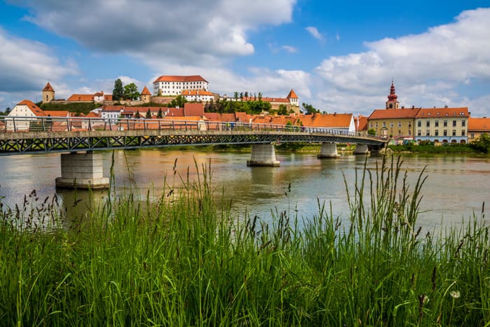 Ptuj depuis la rive opposée de la Drava